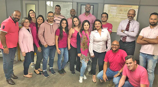 Funcionários com roupas cor de rosa